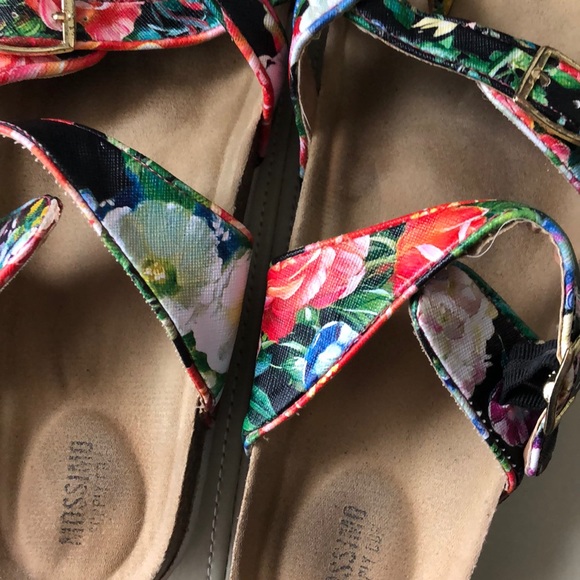 Floral print sandals 🌸🌻🌹 - Picture 4 of 5